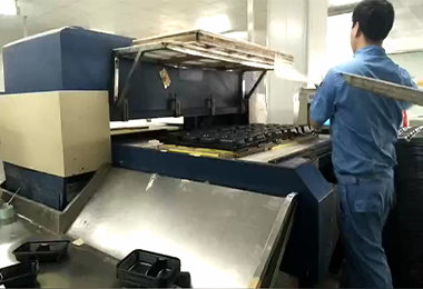金鹰快速缸裁断机应用于吸塑包装材料裁切加工